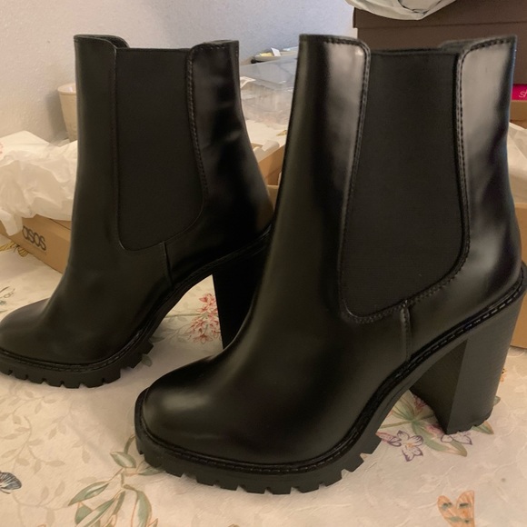 ASOS DESIGN Wide Fit Expect high heeled chunky chelsea boots in black - Picture 8 of 16